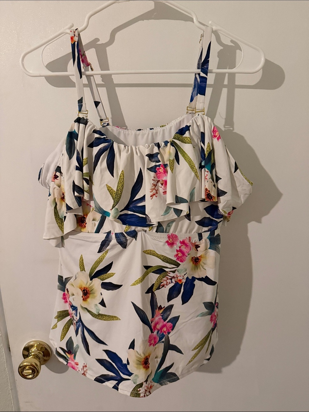 Women’s White Floral Ruffle Bikini Top – Elegant Tropical Print